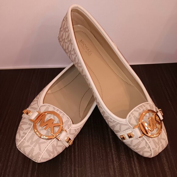 NWT IN BOX 💥 MICHAEL KORS Vanilla Fulton Studded Logo Moccasins w/Gold MK Logo - Picture 1 of 6